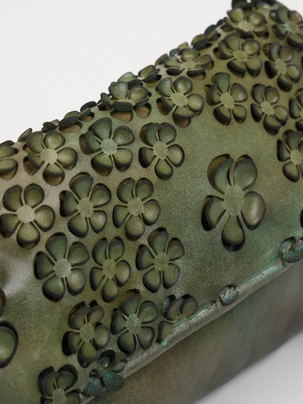 Alchimia – Clutch aus Kalbleder mit Blumenapplikation