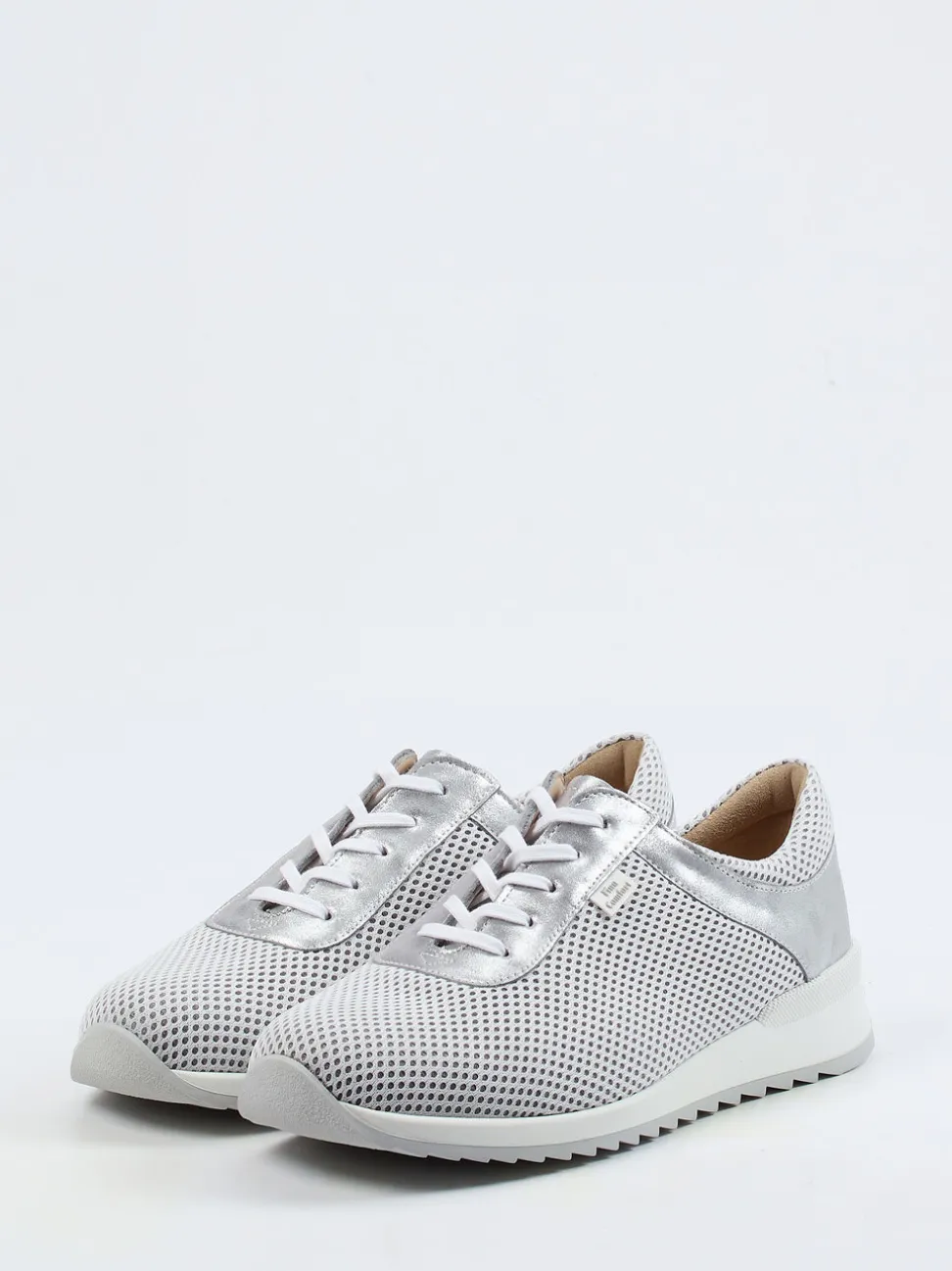 Finn Comfort – Sneaker aus Textil und Metallicleder silbergrau