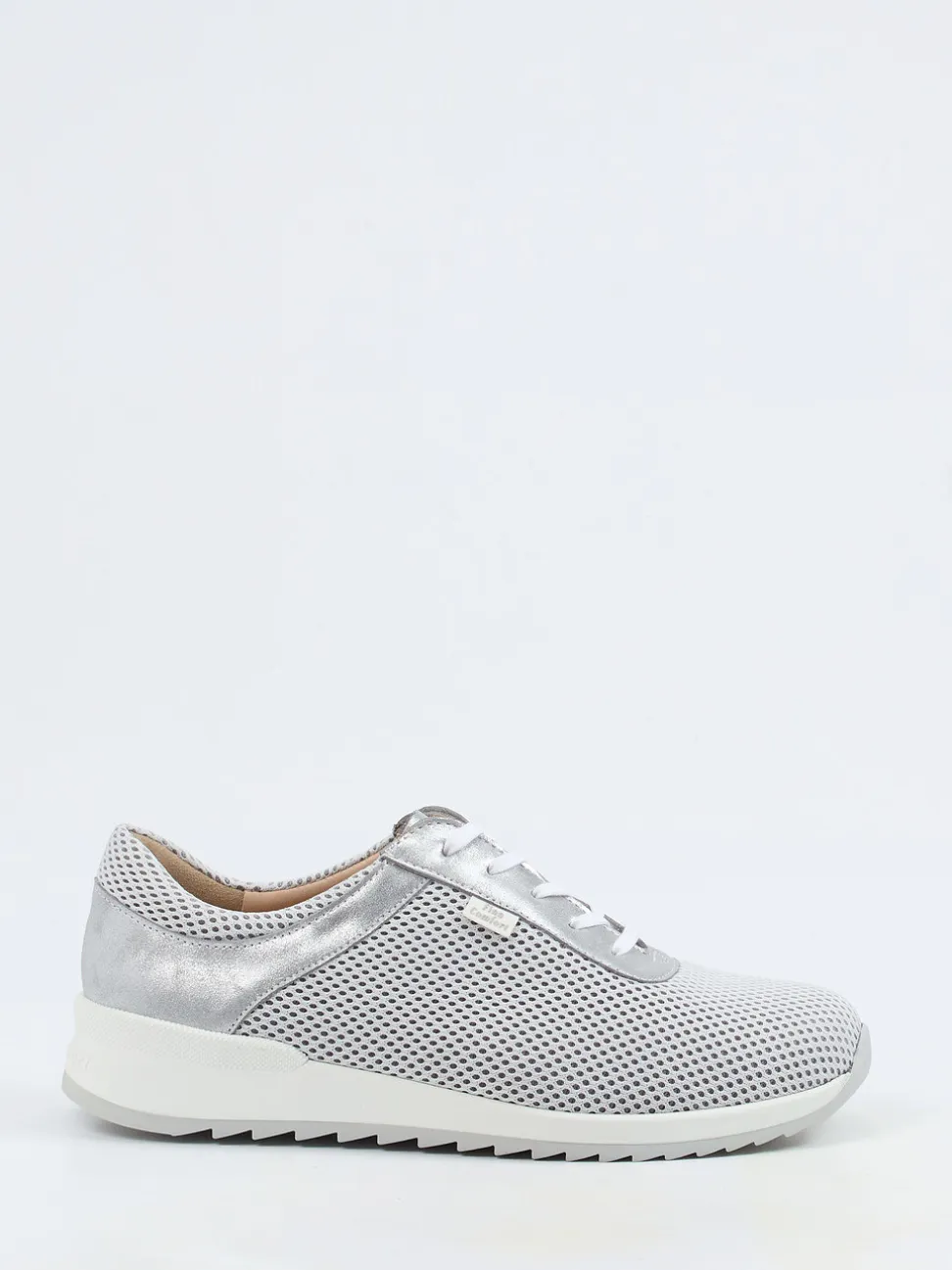 Finn Comfort – Sneaker aus Textil und Metallicleder silbergrau