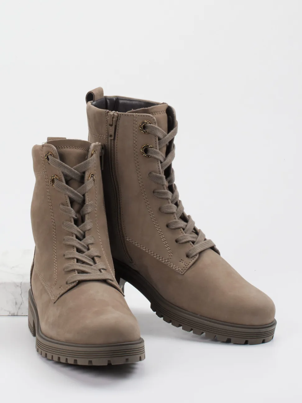 Gabor Comfort – Schnürboots aus Nubukleder in Taupe