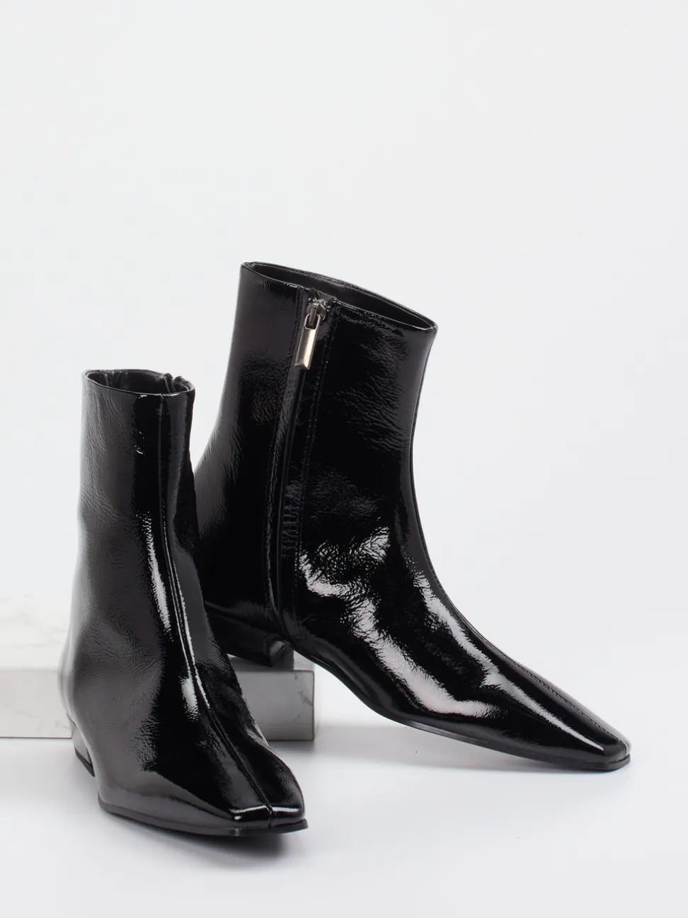 Konstantin Starke – Ankle Boots aus Lackleder schwarz