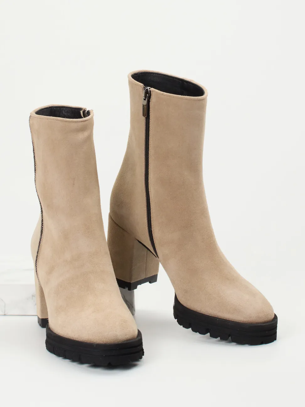 Konstantin Starke – Stiefeletten aus Veloursleder beige