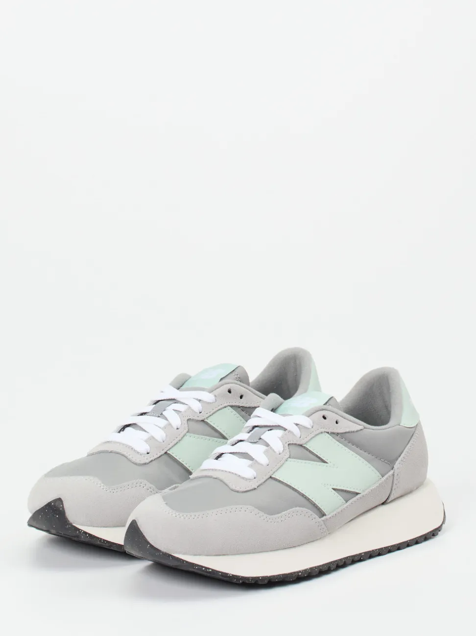 New Balance – Retro-Sneaker aus Textil und Veloursleder