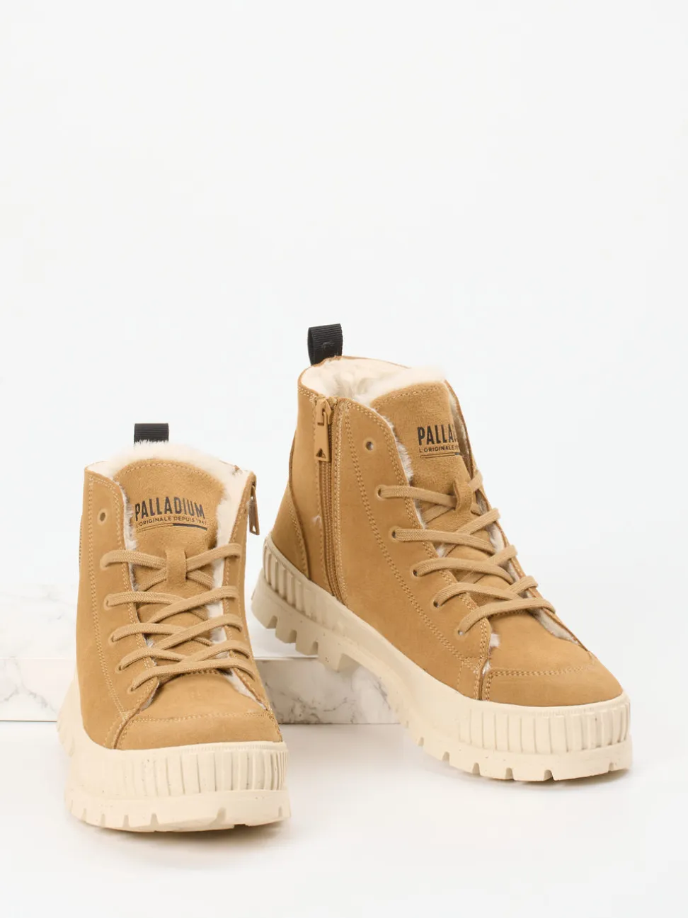 Palladium – Schnürboots aus Veloursleder camel