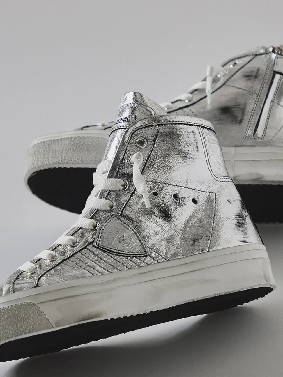 Philippe Model – High-Top Sneaker aus Metallicleder Silber