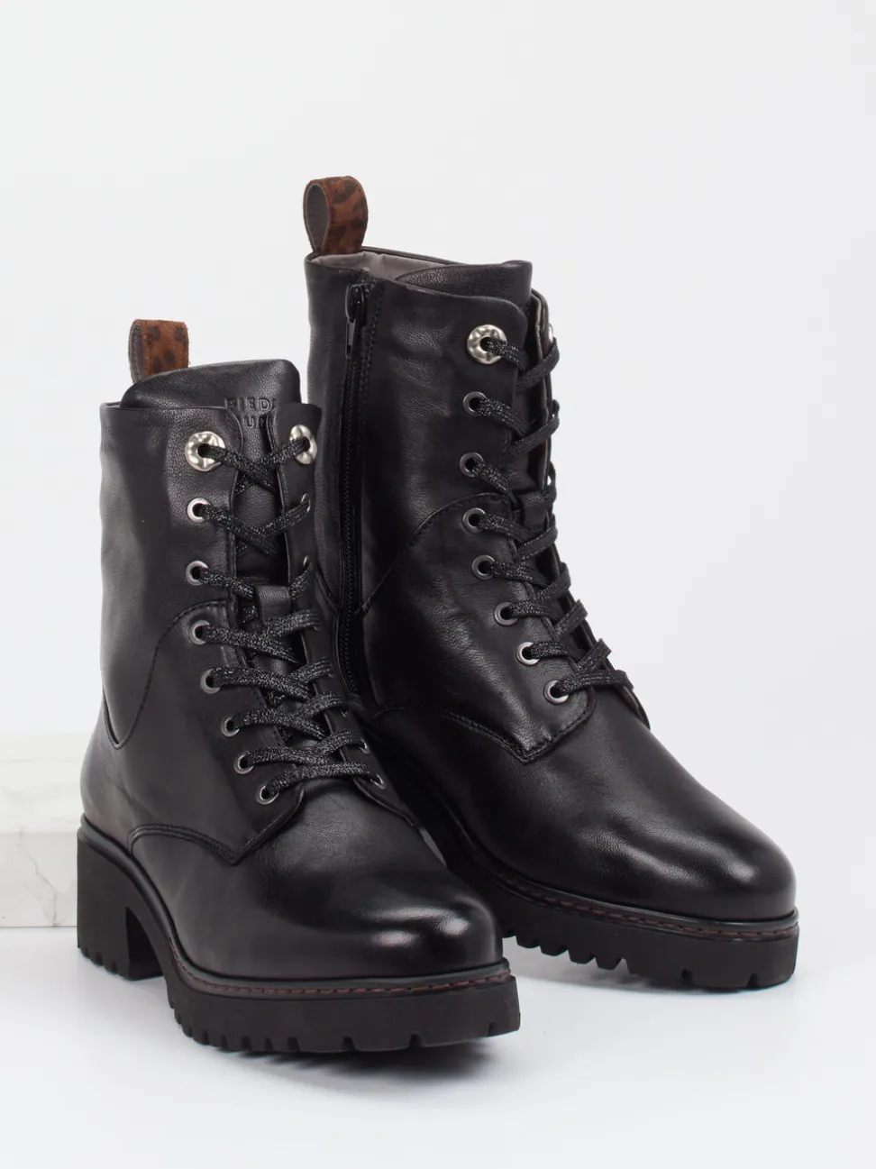Piedi Nudi – Schnürstiefelette aus Kalbleder Schwarz