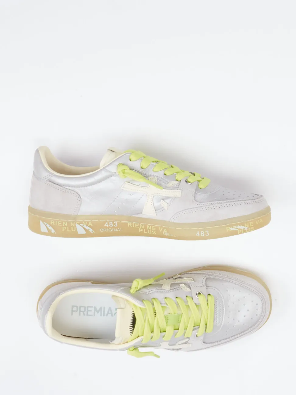 Premiata – Sneaker aus Metallicleder in Hellgrau