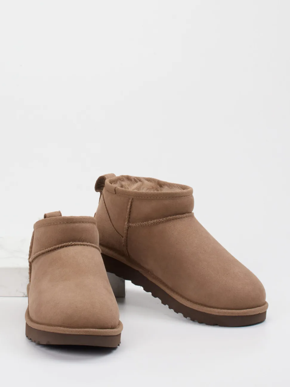 UGG – Stiefeletten aus Veloursleder sandbraun