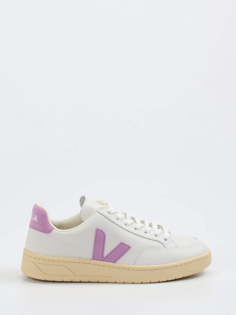 VEJA – Sneaker aus Kalbleder in Offwhite