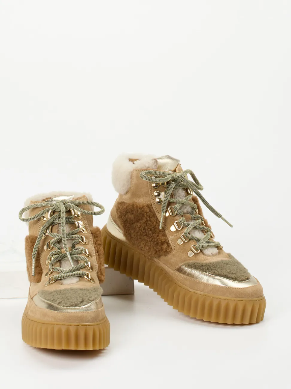 Voile Blanche – Schnürboots aus Veloursleder Beige